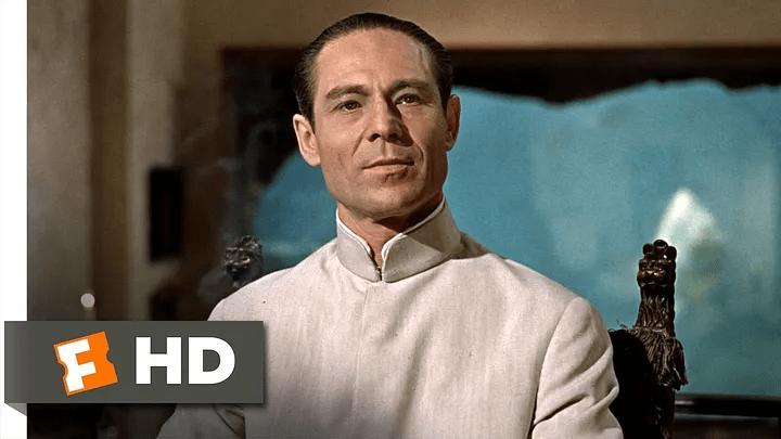 Imagem do ator Joseph Wiseman, interpretando Dr. No no filme.