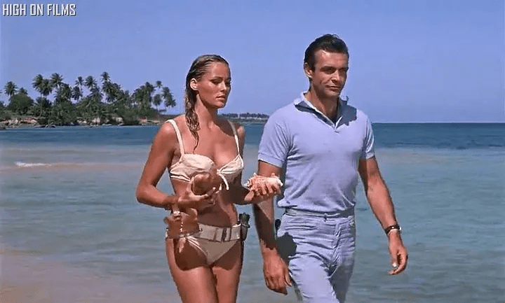 Imagem dos atores Ursula Andress e Sean Connery em cena no filme "007 contra o Satânico Dr. No" (1962)